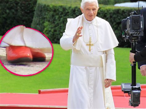 papst rote schuhe